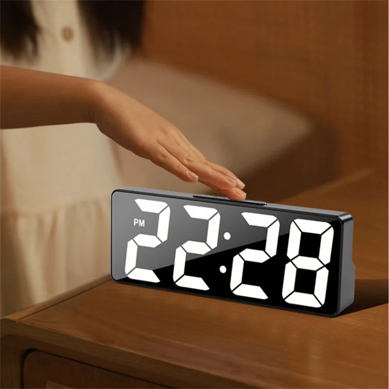 Horloge de Bureau LED avec Affichage de Température et Alarme Numérique – Luminosité Réglable, Format 12/24 Heures, Design Moderne