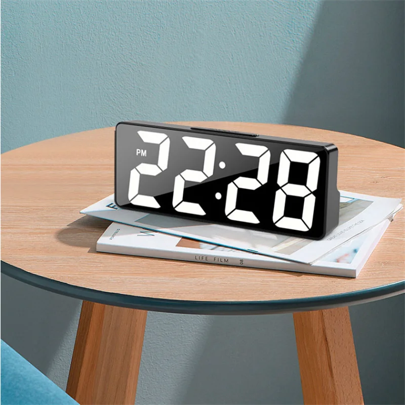 Horloge de Bureau LED avec Affichage de Température et Alarme Numérique – Luminosité Réglable, Format 12/24 Heures, Design Moderne